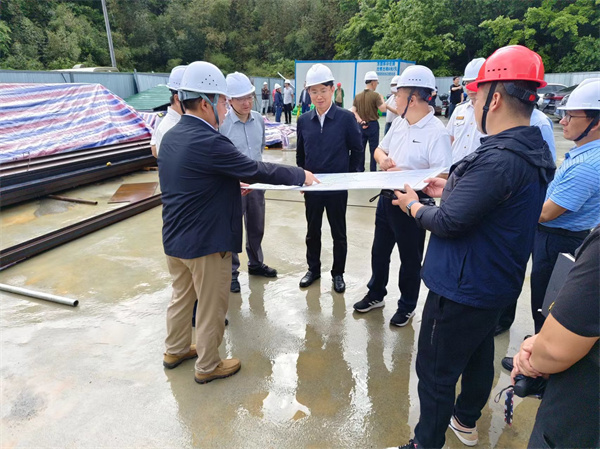 4月28日，市委常務、常務副市長任生調(diào)研新安江防洪項目建設情況，黃山徽投集團副總經(jīng)理張高峰陪同調(diào)研。.jpg