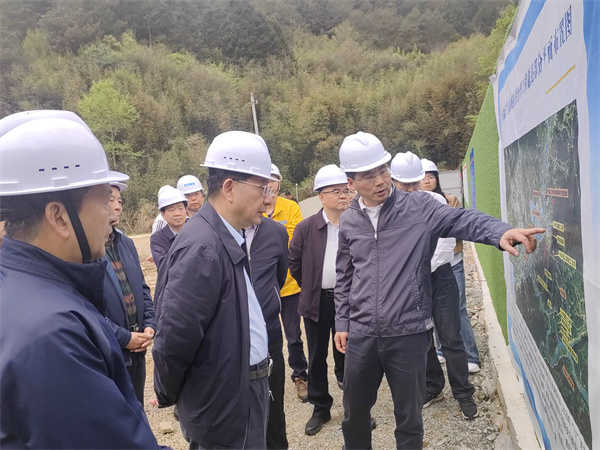 4月1日，安徽省人大常委會(huì)副主任魏曉明查調(diào)研防洪項(xiàng)目進(jìn)展情況，縣政府縣長(zhǎng)王奇勇等相關(guān)部門(mén)負(fù)責(zé)人陪同調(diào)研。.jpg