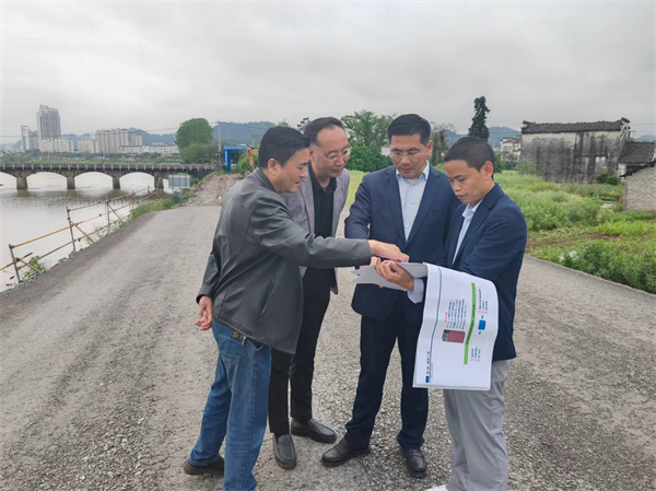 4月22日，王縣帶隊調(diào)研豐樂河右岸濱江路要素保障事宜1。.jpg