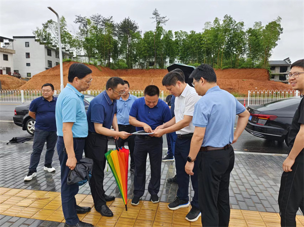 5月30日，洪董，余總陪同詹凱縣長一行調(diào)研富豐新城路網(wǎng)工程項目.jpg