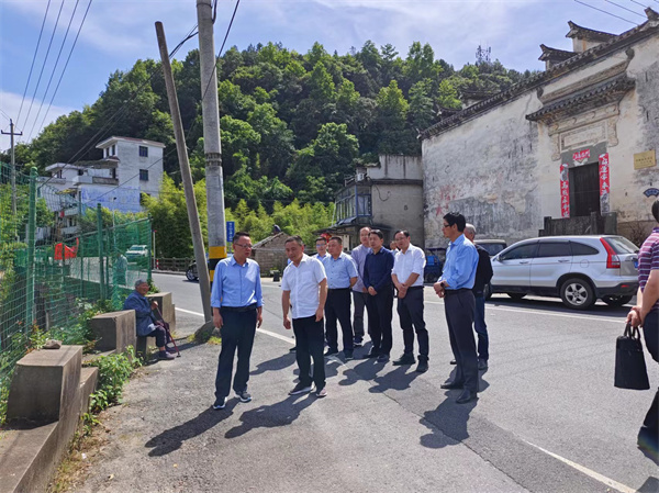 5月16日，洪董陪同汪凱書記一行調(diào)研水源地保護(hù)區(qū)。.jpg