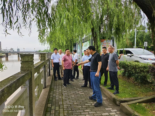 7月14日，洪董陪同王奇勇縣長一行調(diào)研水毀項目1.jpg