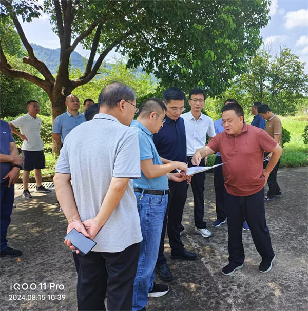 8月15日，洪董陪同王奇勇縣長一行到嘉城礦業(yè)調(diào)研.jpg