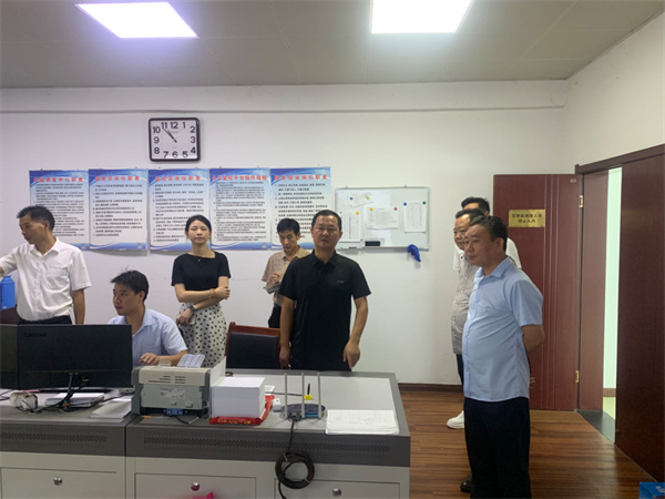 9月14日，副縣長徐涌駟赴公交公司開展中秋、國慶節(jié)前安全生產(chǎn)檢查指導，集團葉總、交運局馮局、運管服務中心胡主任陪同1。.jpg