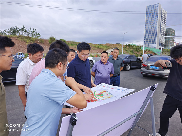 9月21日，洪董，張總陪同王奇勇縣長一行調(diào)研富豐新城片區(qū)開發(fā)推進情況。.jpg