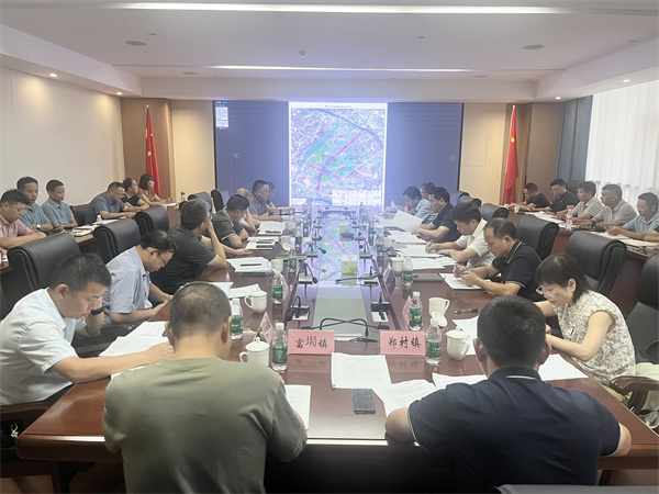 9月21日下午，王奇勇縣長在集團黨委會議室召開富豐新城片區(qū)開發(fā)工作推進工作會，縣領(lǐng)導詹凱、張暉，縣發(fā)改委、縣財政局、縣資規(guī)局、縣住建局、縣林業(yè)局、徽投集團、富豐新城投資開發(fā)公司、市政公司、徽城鎮(zhèn)、鄭村鎮(zhèn)、富堨鎮(zhèn)主要負責同志；縣紀委監(jiān)委、縣委組織部負責同志參加會議1。.jpg