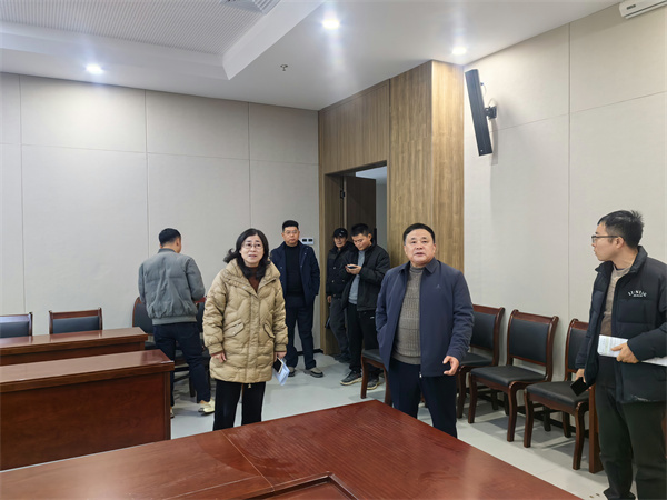 12月24日，洪董會同人大鄭主任檢查行知研學(xué)基地會務(wù)場地布置工作。.jpg