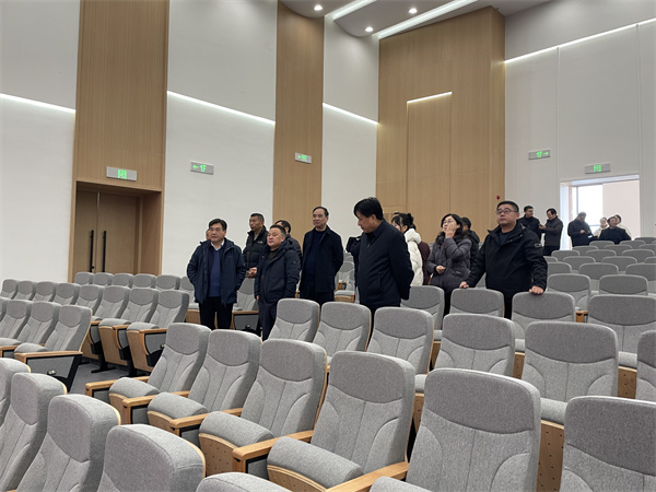 1月4日，洪董陪同吳志平書(shū)記檢查行知研學(xué)基地會(huì)務(wù)準(zhǔn)備情況。.jpg