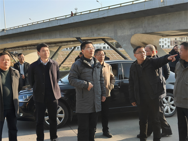 1月19日下午，縣政府縣長實(shí)地調(diào)研新安江流域防洪治理工程項(xiàng)目進(jìn)展情況，副縣長程偉，縣政府辦、縣水利局、縣應(yīng)急局、縣住建局、縣城管局、徽投集團(tuán)、徽城鎮(zhèn)、桂林鎮(zhèn)有關(guān)負(fù)責(zé)同志隨同參加。.jpg