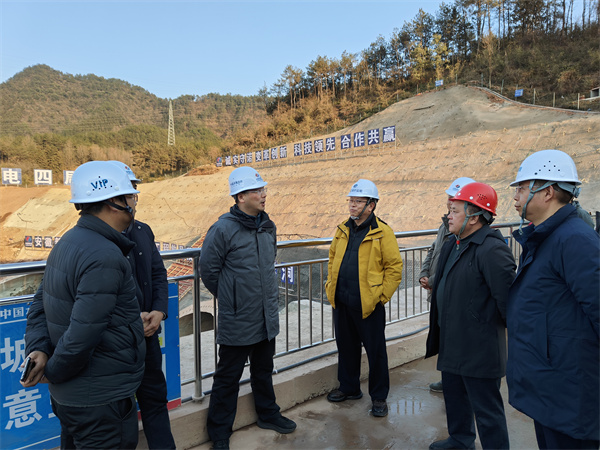 1月19日下午，縣政府縣長實(shí)地調(diào)研新安江流域防洪治理工程項(xiàng)目進(jìn)展情況，副縣長程偉，縣政府辦、縣水利局、縣應(yīng)急局、縣住建局、縣城管局、徽投集團(tuán)、徽城鎮(zhèn)、桂林鎮(zhèn)有關(guān)負(fù)責(zé)同志隨同參加1。.jpg