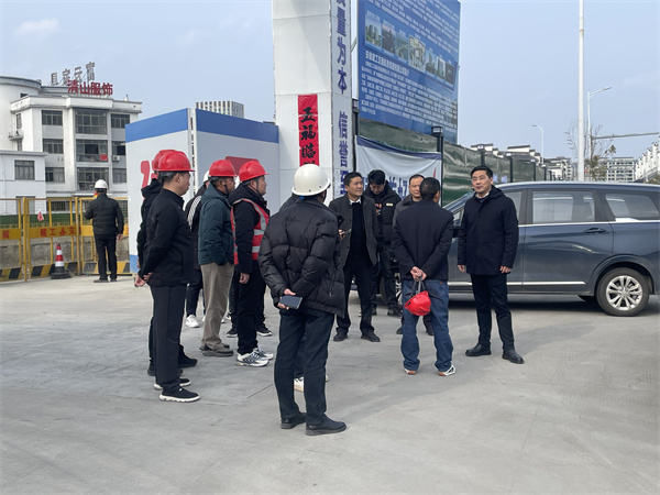 2月5日，縣長王奇勇帶隊調(diào)研新徽商創(chuàng)業(yè)基地一期一標(biāo)段項目春節(jié)后復(fù)工復(fù)產(chǎn)工作，黃山徽投集團(tuán)總經(jīng)理潘楷金陪同調(diào)研。.jpg