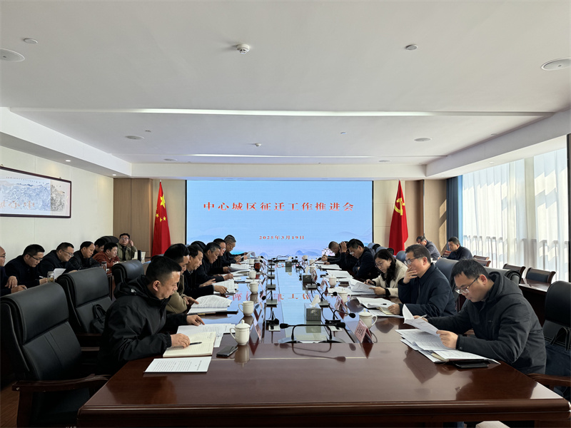 3月19日，縣長(zhǎng)王奇勇帶隊(duì)調(diào)研富豐新城張家山小區(qū)項(xiàng)目，黃山徽投集團(tuán)總經(jīng)理潘楷金、副總經(jīng)理余禮通陪同調(diào)研，隨后在集團(tuán)17樓主持召開(kāi)歙縣中心城區(qū)征遷工作推進(jìn)會(huì)。.jpg