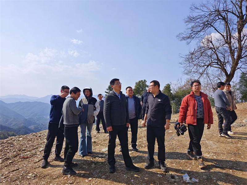 3月18日，縣長(zhǎng)王奇勇帶隊(duì)調(diào)研石潭景區(qū)項(xiàng)目，黃山徽投集團(tuán)黨委書(shū)記、董事長(zhǎng)洪筱明陪同調(diào)研。.jpg