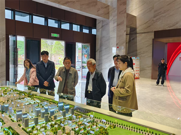4月17日，潘總陪同市人大常委會原副主任鮑小如一行調(diào)研富豐新城項(xiàng)目.jpg