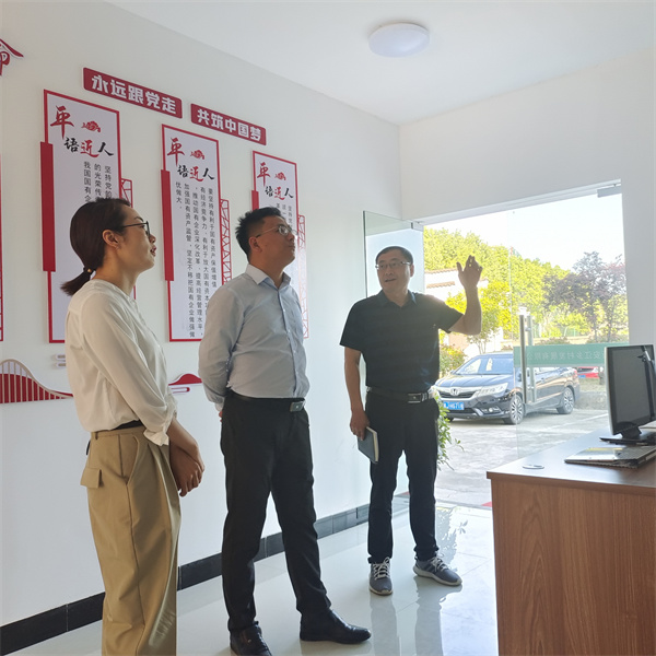 5月5日，縣委常委、組織部長方慶峰調(diào)研新安江公司，黃山徽投集團常務(wù)副總經(jīng)理方亮陪同。.jpg