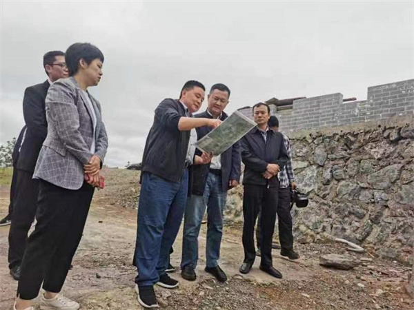 5月10日，副縣長(zhǎng)徐涌泗一行調(diào)研湖田山項(xiàng)目，黃山徽投集團(tuán)黨委書(shū)記、董事長(zhǎng)洪筱明，湖田山執(zhí)行董事邢輝姣陪同2.jpg