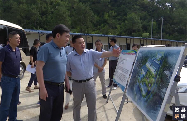 6月18日，縣委常委、常務(wù)副縣長吳志平帶隊(duì)先后來到城區(qū)備用飲用水源保護(hù)區(qū)治理工程、第三水廠及供水管網(wǎng)配套延伸工程、漁梁風(fēng)貌整治提升工程、城區(qū)老舊管網(wǎng)提升項(xiàng)目、游泳館二期等重點(diǎn)項(xiàng)目建設(shè)現(xiàn)場，黃山徽投集團(tuán)黨委書記、董事長洪筱明陪同。.png