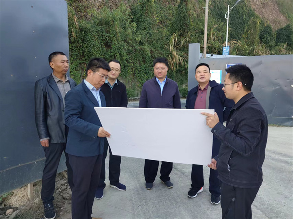 10月20日，洪董，余總陪同詹凱常務副縣長調研古關項目。.jpg