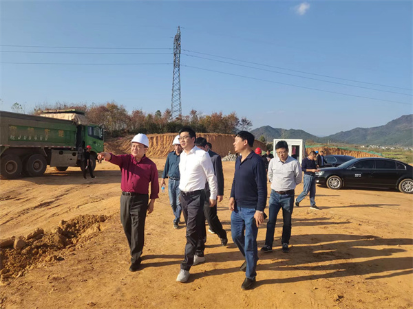 11月8日，縣長王奇勇一行調研糧食產業(yè)園項目，黃山徽投集團黨委書記、董事長洪筱明陪同。.jpg
