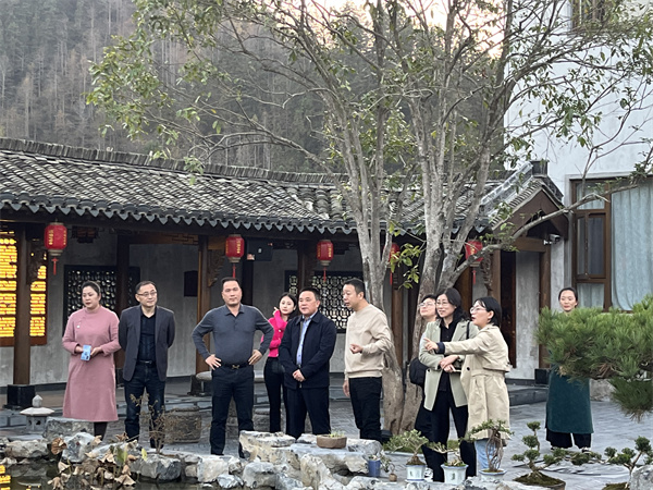 11月26日，縣人大鄭向陽主任帶隊(duì)考察黟縣泊心云宿建成運(yùn)營情況，洪董，方總，葉總陪同調(diào)研。.jpg