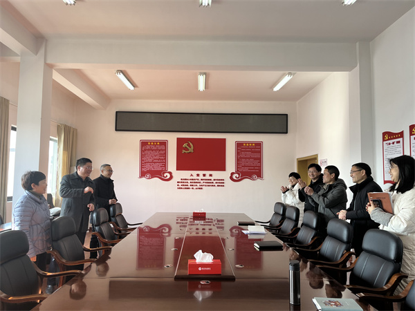 1月29日，縣委常委、副縣長詹凱，財政局曹局、汪局一行赴集團開展新春走訪慰問。.jpg