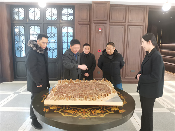 2月2日，縣委常委、副縣長詹凱赴上海開展“雙招雙引”工作，考察調(diào)研露香園城市更新項(xiàng)目，并與上海城投控股對(duì)接洽談，誠邀上海城投到歙縣考察投資，參與富豐新城建設(shè)。1.jpg