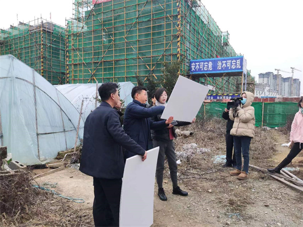 2月2日，副縣長(zhǎng)林一凡會(huì)市監(jiān)局、徽城鎮(zhèn)等相關(guān)部門調(diào)研城西鄰里中心附屬配套物管用房項(xiàng)目.jpg