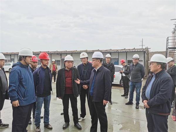 4月4日，縣委書記汪凱在徽投集團(tuán)董事長洪筱明的陪同下檢查徽投大樓安全生產(chǎn)情況，汪書記詢問項(xiàng)目日常安全管理情況，并對(duì)項(xiàng)目經(jīng)理、安全員、技術(shù)負(fù)責(zé)人、項(xiàng)目總監(jiān)等就施工安全生產(chǎn)工作提出殷切希望。.jpg