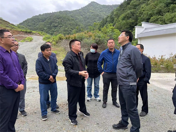 5月22日，王奇勇縣長一行前往610礦調(diào).jpg
