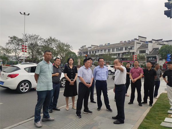 6月5日，洪董陪同汪凱書(shū)記一行調(diào)研古城公園提升改造項(xiàng)目.jpg