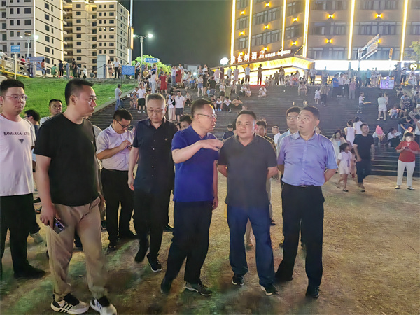 7月15日，汪凱書記視察百花夜市，并就985綠道項(xiàng)目前期工作進(jìn)行指導(dǎo)，洪董，張總陪同調(diào)研。.jpg