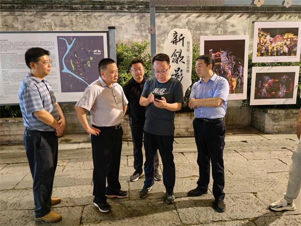 9月11日，汪凱書(shū)記夜間調(diào)研古城三期項(xiàng)目，對(duì)部分節(jié)點(diǎn)提升進(jìn)行指導(dǎo)，黃山徽投集團(tuán)黨委書(shū)記、董事長(zhǎng)洪筱明，副總經(jīng)理張高峰陪同調(diào)研。.jpg