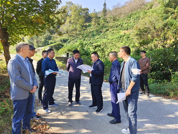 10月18日，洪董陪同詹凱縣長一行調(diào)研6l0礦開發(fā)項(xiàng)目.jpg