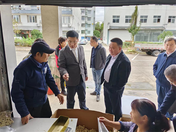 10月20日，洪董陪同王奇勇縣長一行調(diào)研大華農(nóng)貿(mào)城1.jpg