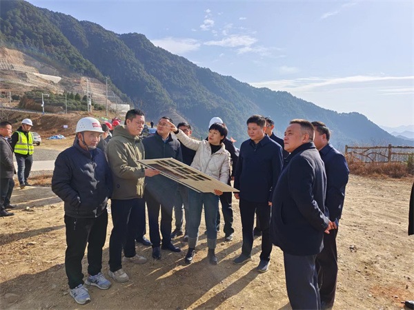 12月6日，洪董，余總陪同詹凱縣長一行調(diào)研湖田山景區(qū)項目.jpg