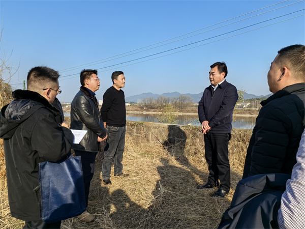 1月17日，縣委副書記吳志平調研安徽新安江流域防洪治理工程歙縣段工作開展情況，張總陪同。.jpg